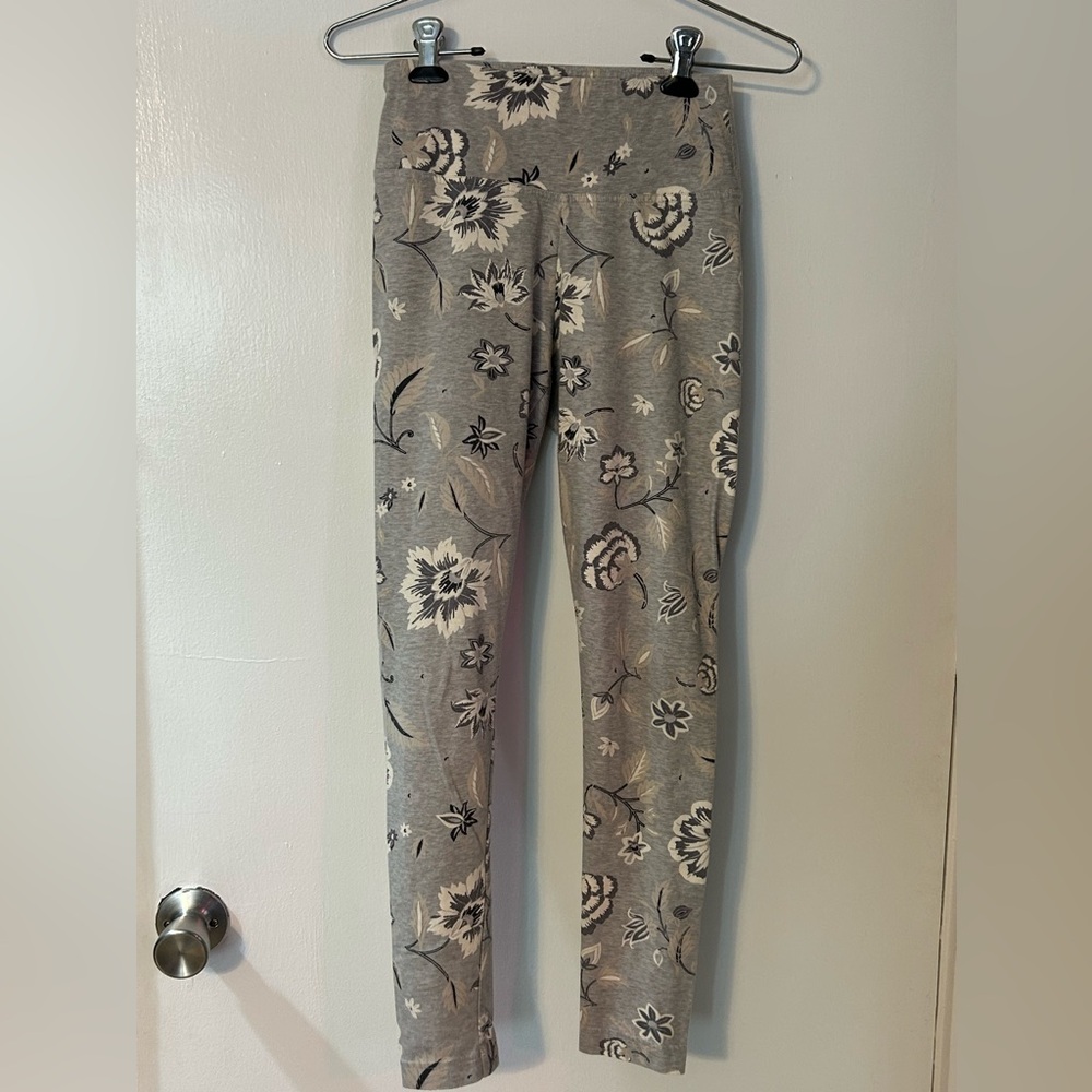 Old Navy floral print leggings, multiple grays and white.  Size S